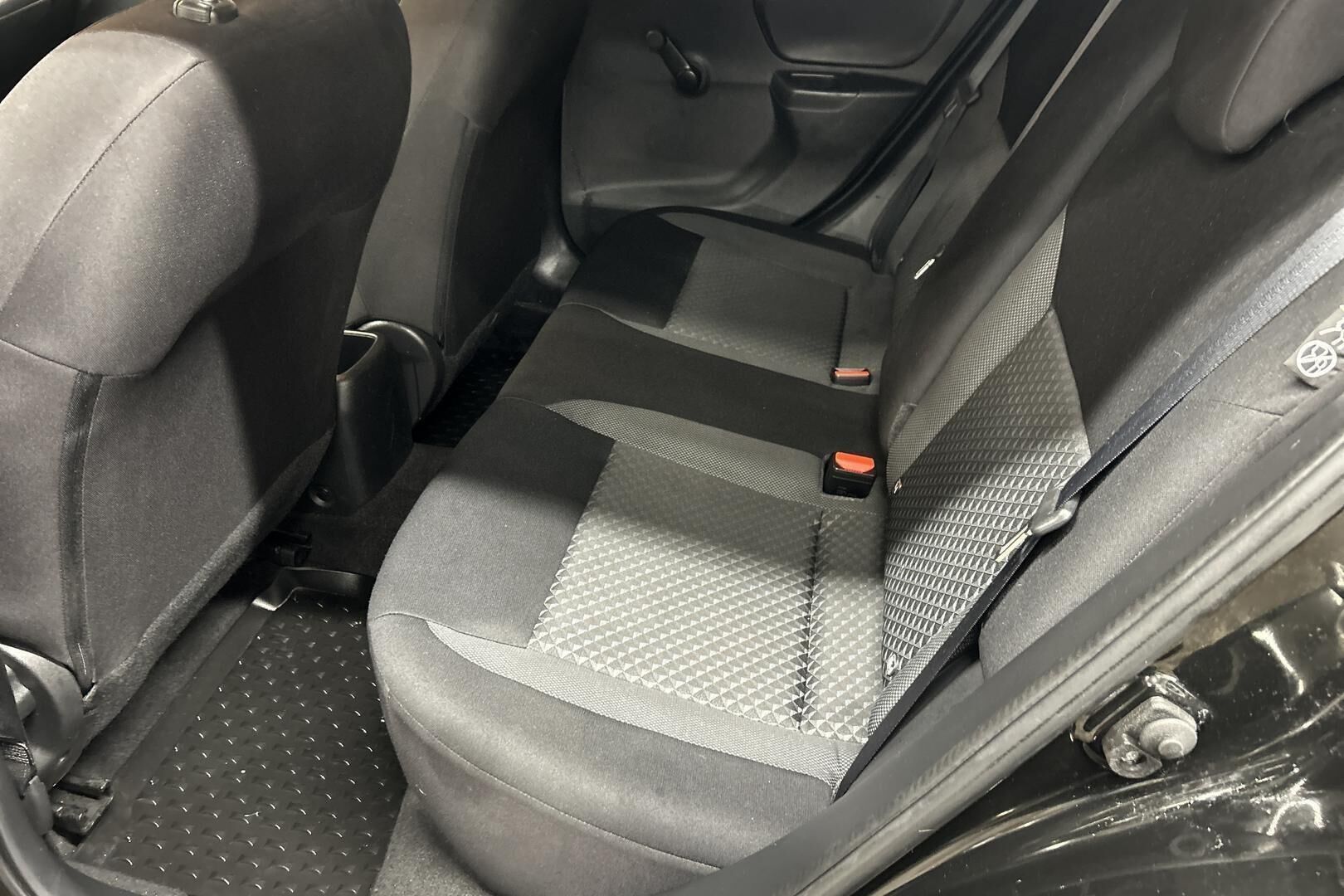 Nissan Micra iso kuva 10