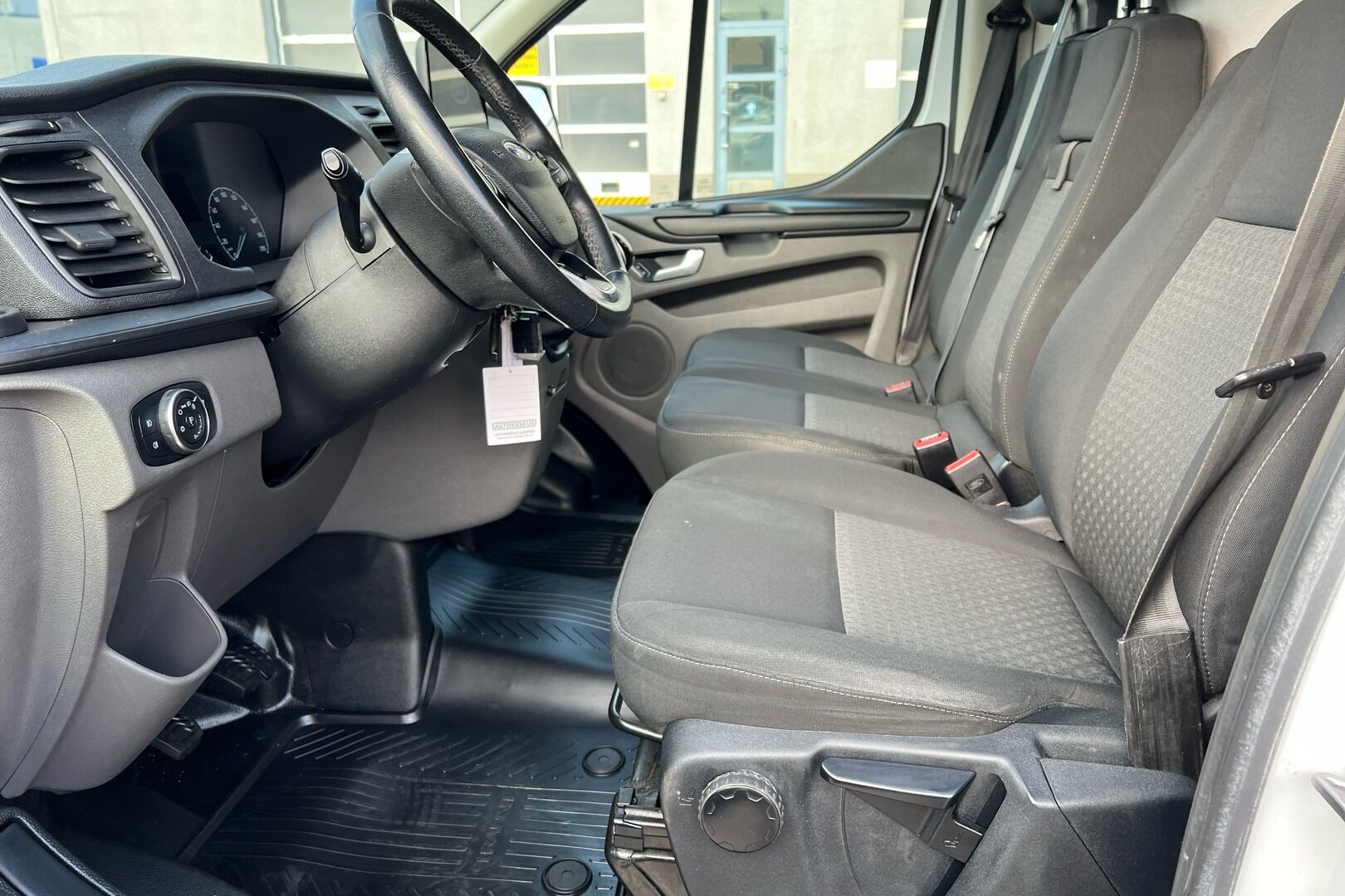 Ford Transit Custom iso kuva 4