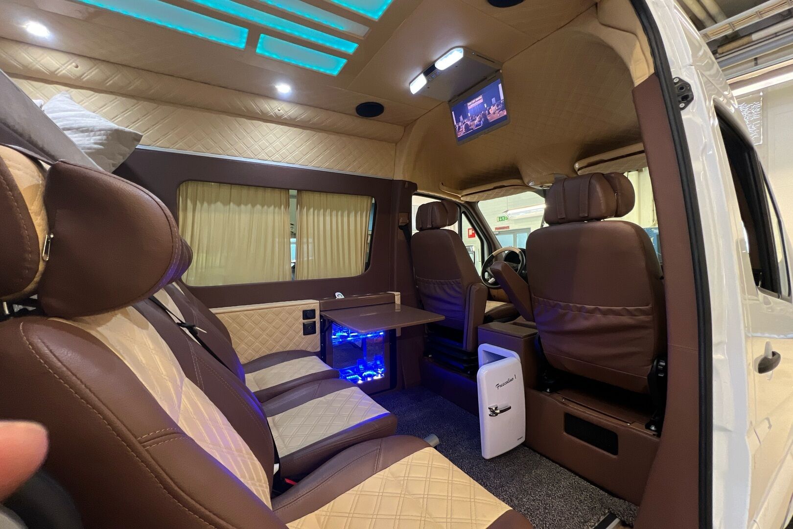 Mercedes-Benz Sprinter iso kuva 23