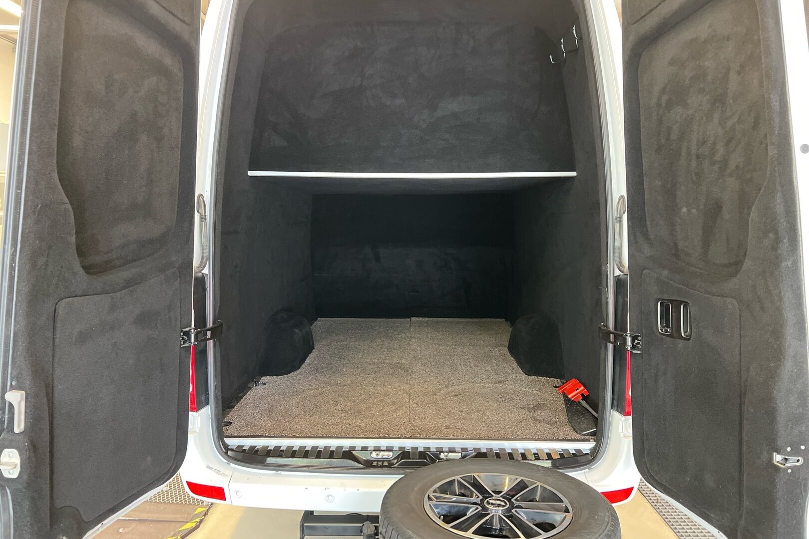Mercedes-Benz Sprinter iso kuva 8