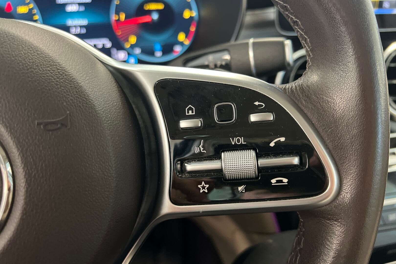Mercedes-Benz GLC iso kuva 18