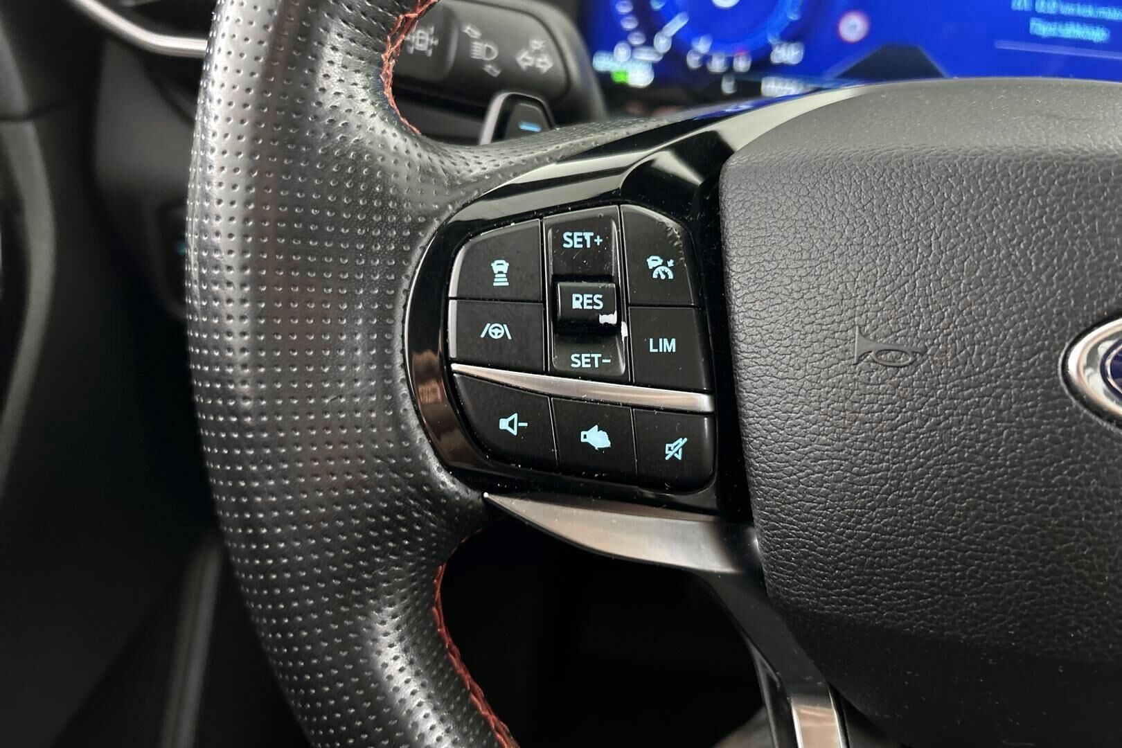 Ford Explorer iso kuva 20