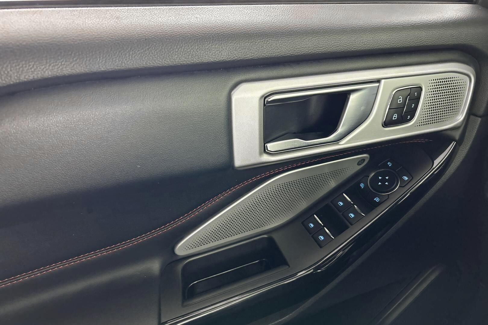 Ford Explorer iso kuva 24