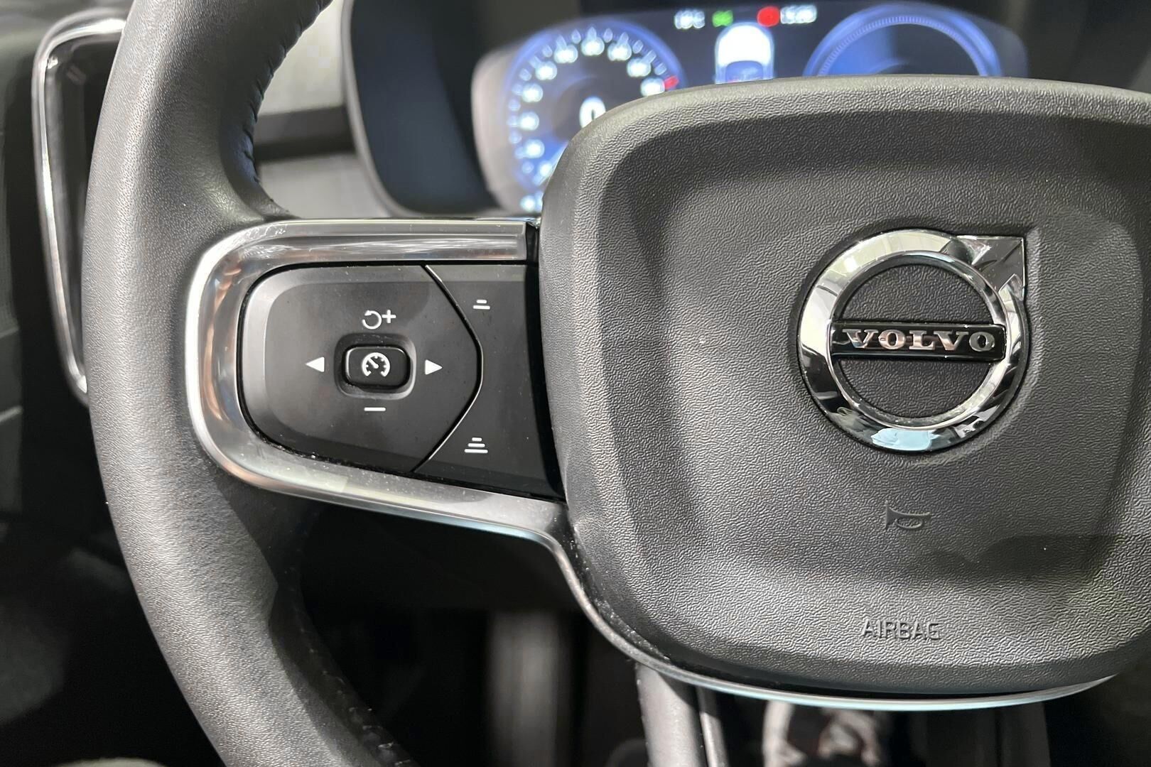 Volvo XC40 iso kuva 27