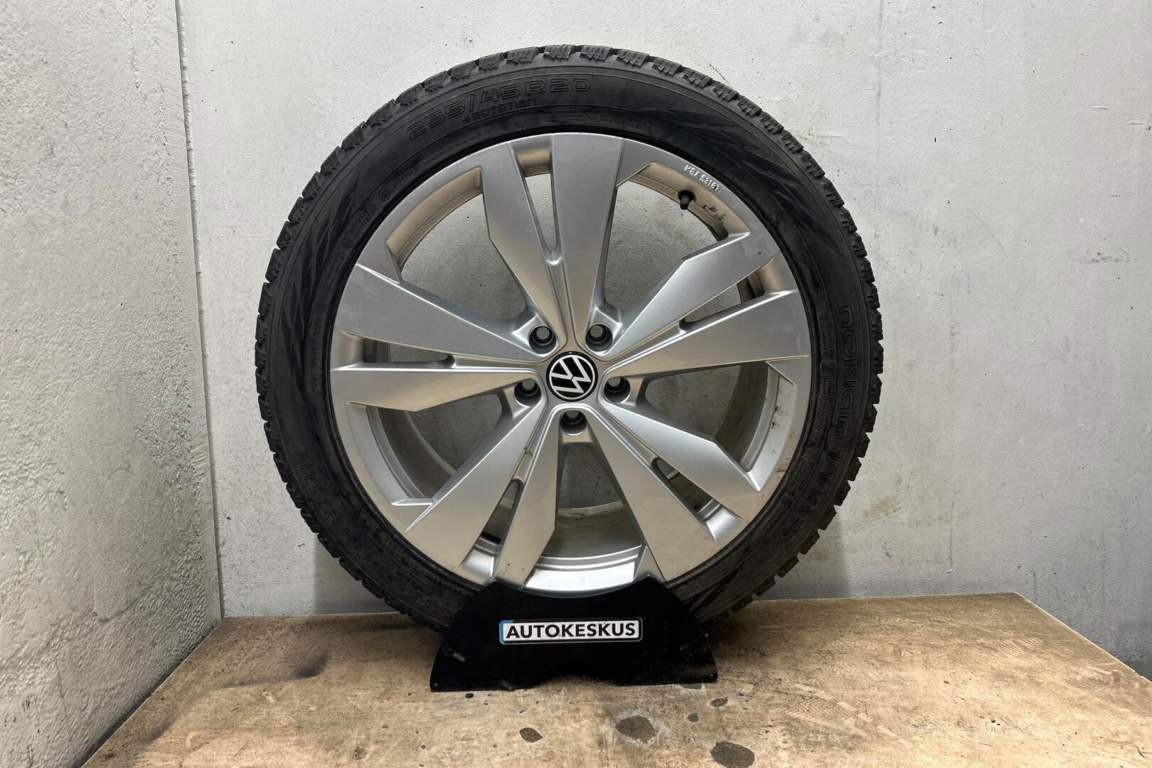 Volkswagen ID.4 iso kuva 12