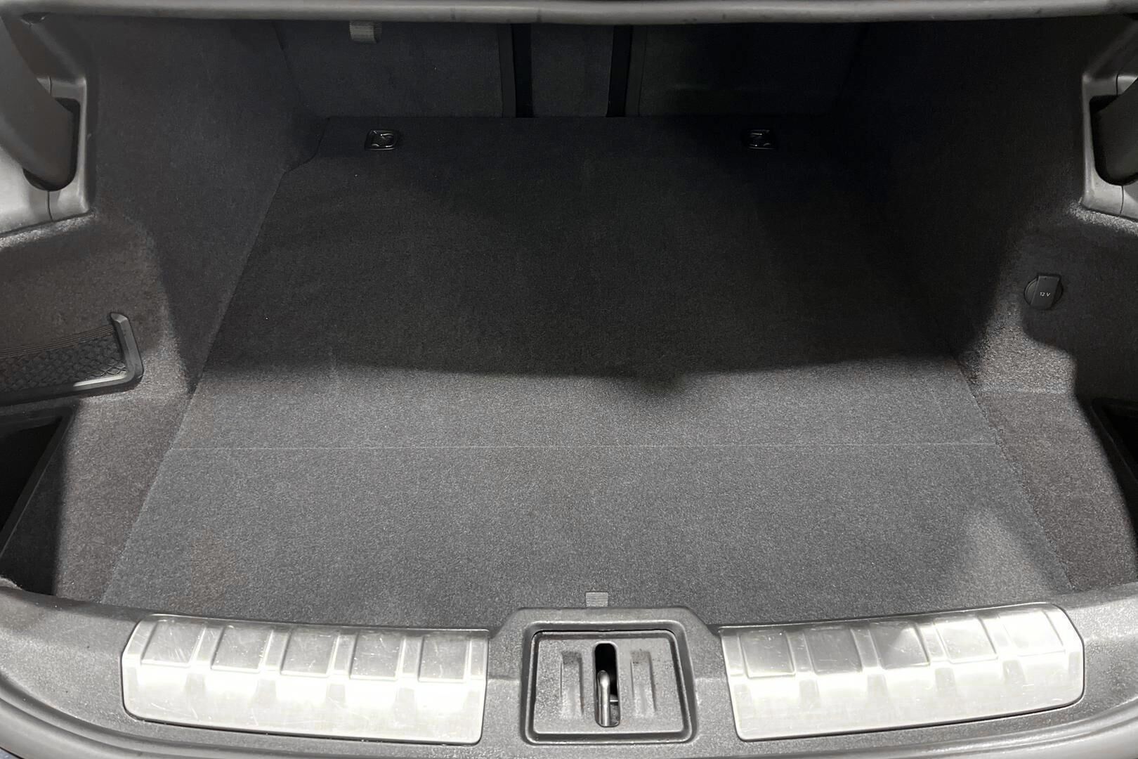 Porsche Taycan iso kuva 11
