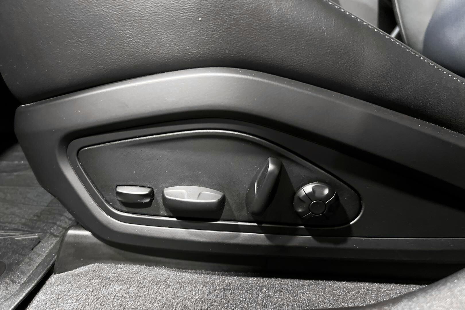 Porsche Taycan iso kuva 13