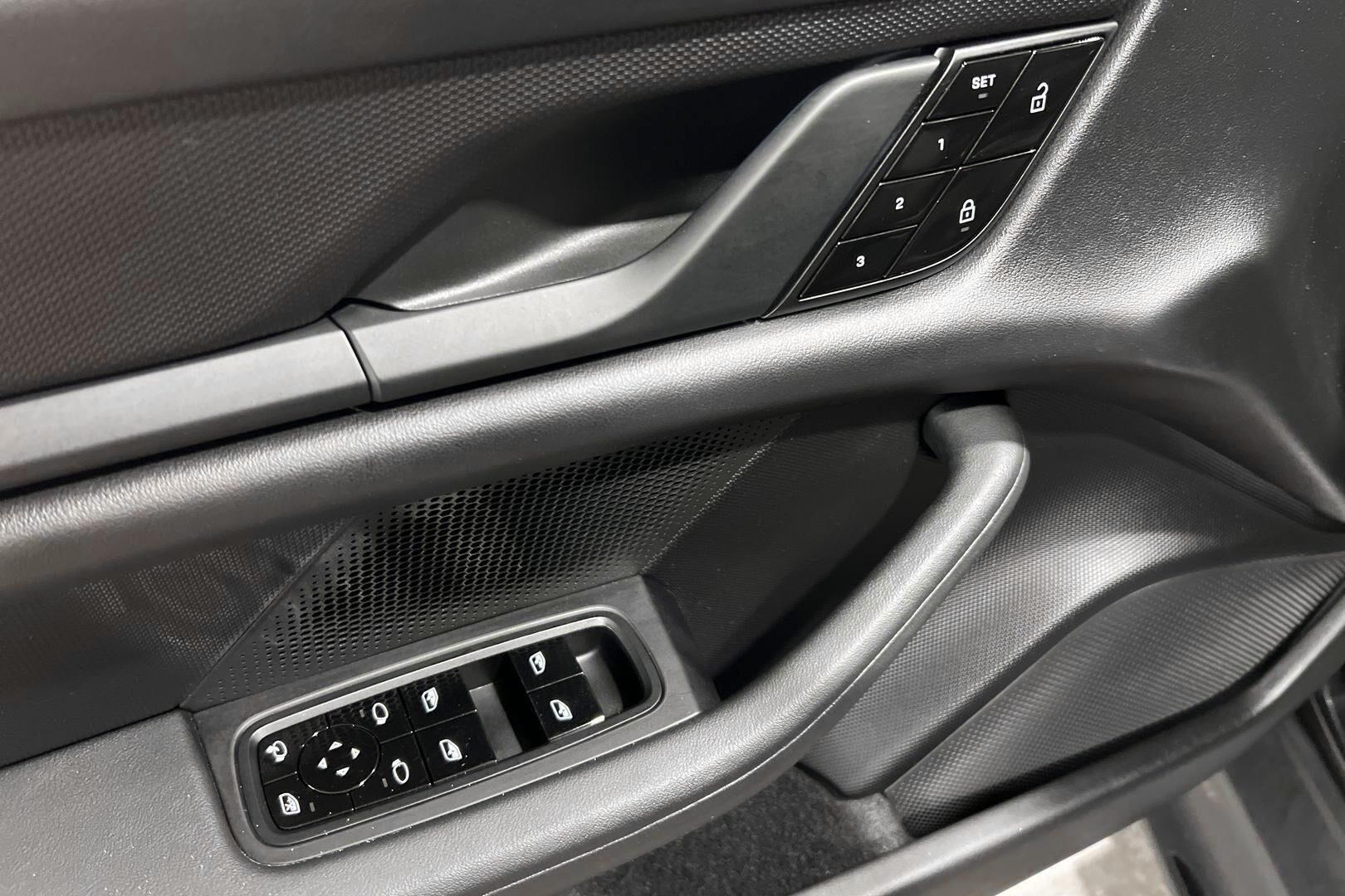 Porsche Taycan iso kuva 14