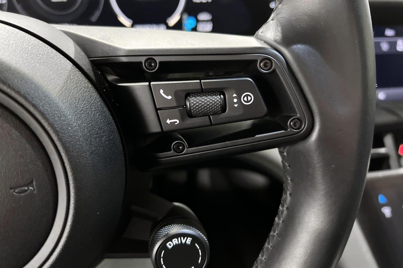 Porsche Taycan iso kuva 16