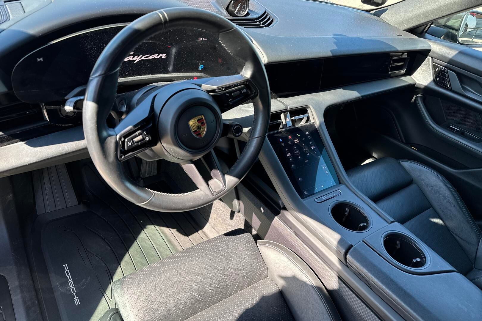 Porsche Taycan iso kuva 2
