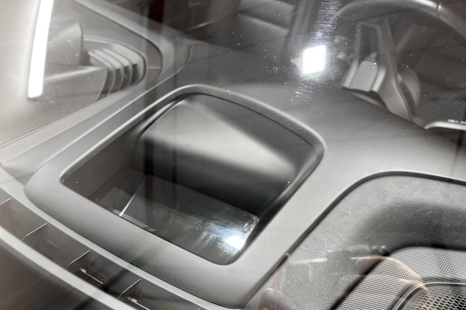 Porsche Taycan iso kuva 21