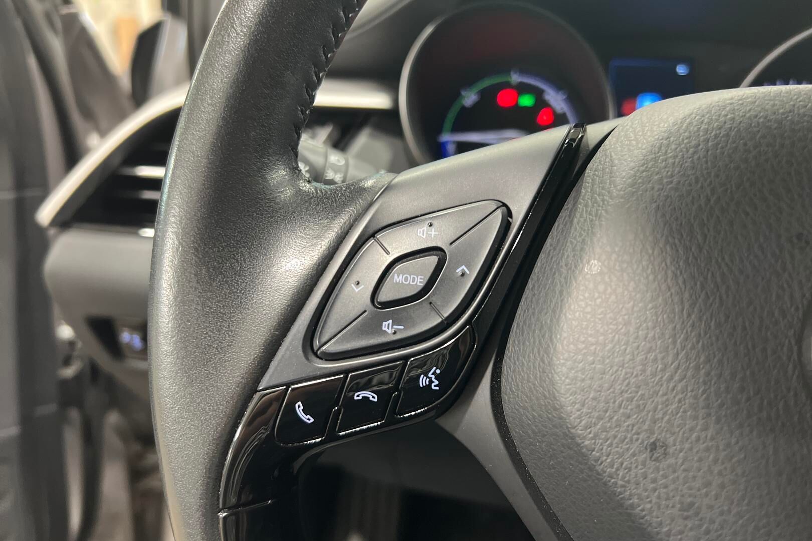 Toyota C-HR iso kuva 8