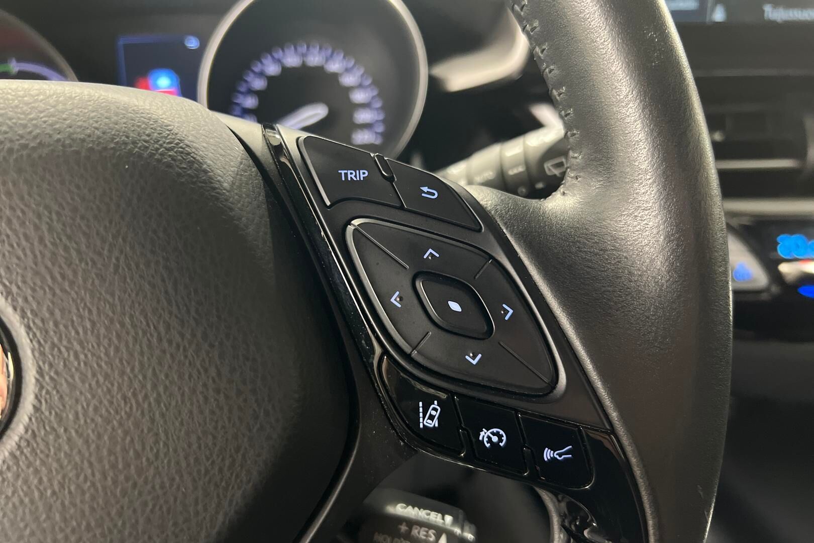 Toyota C-HR iso kuva 9