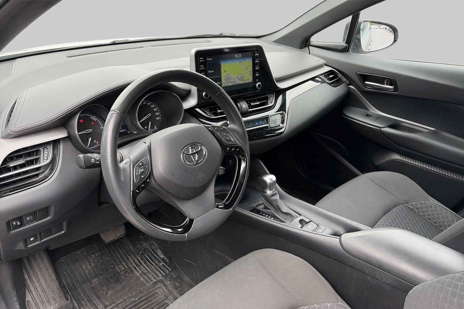 Toyota C-HR iso kuva 2