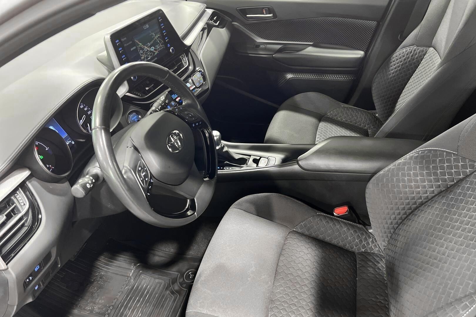 Toyota C-HR iso kuva 21
