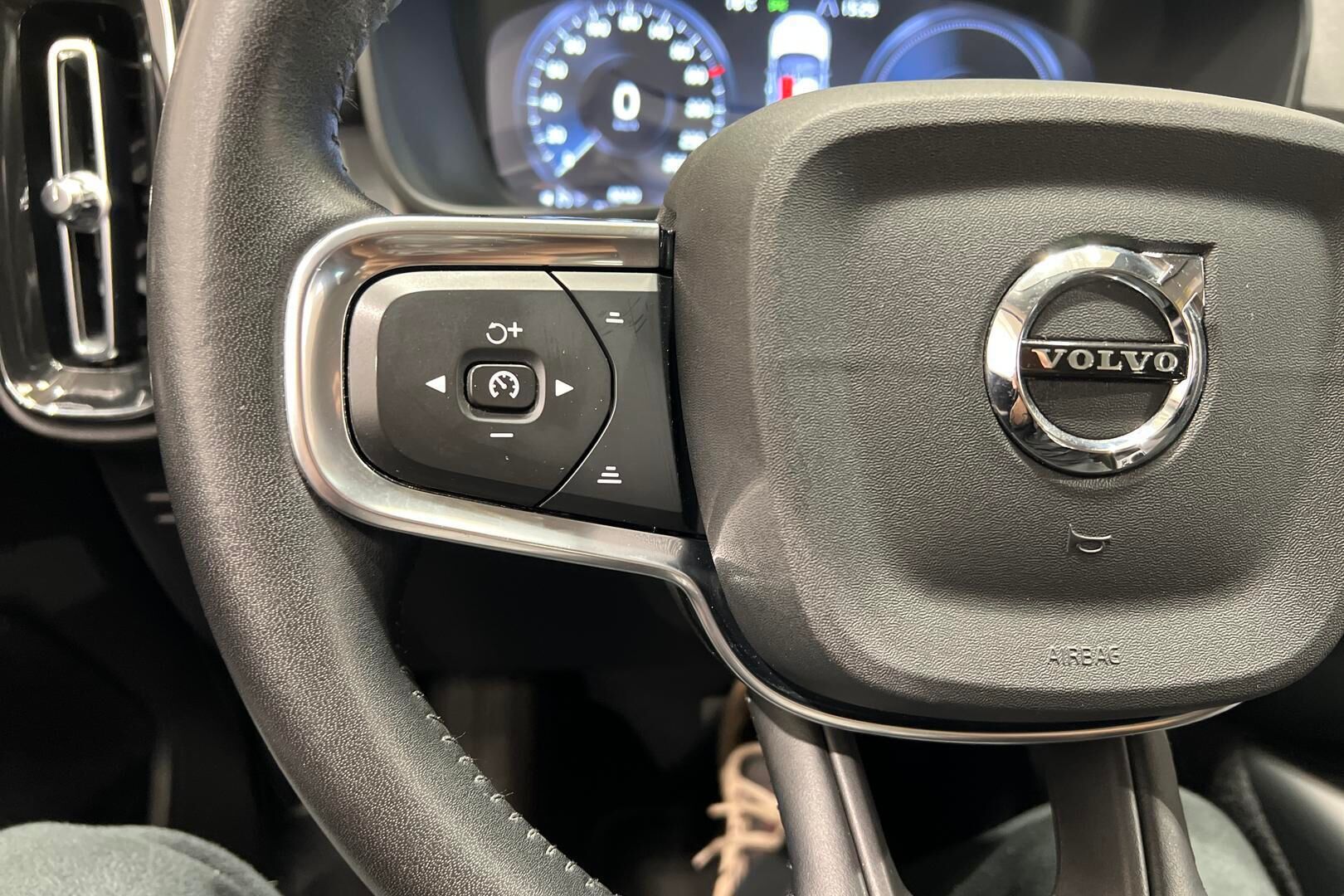 Volvo XC40 iso kuva 23