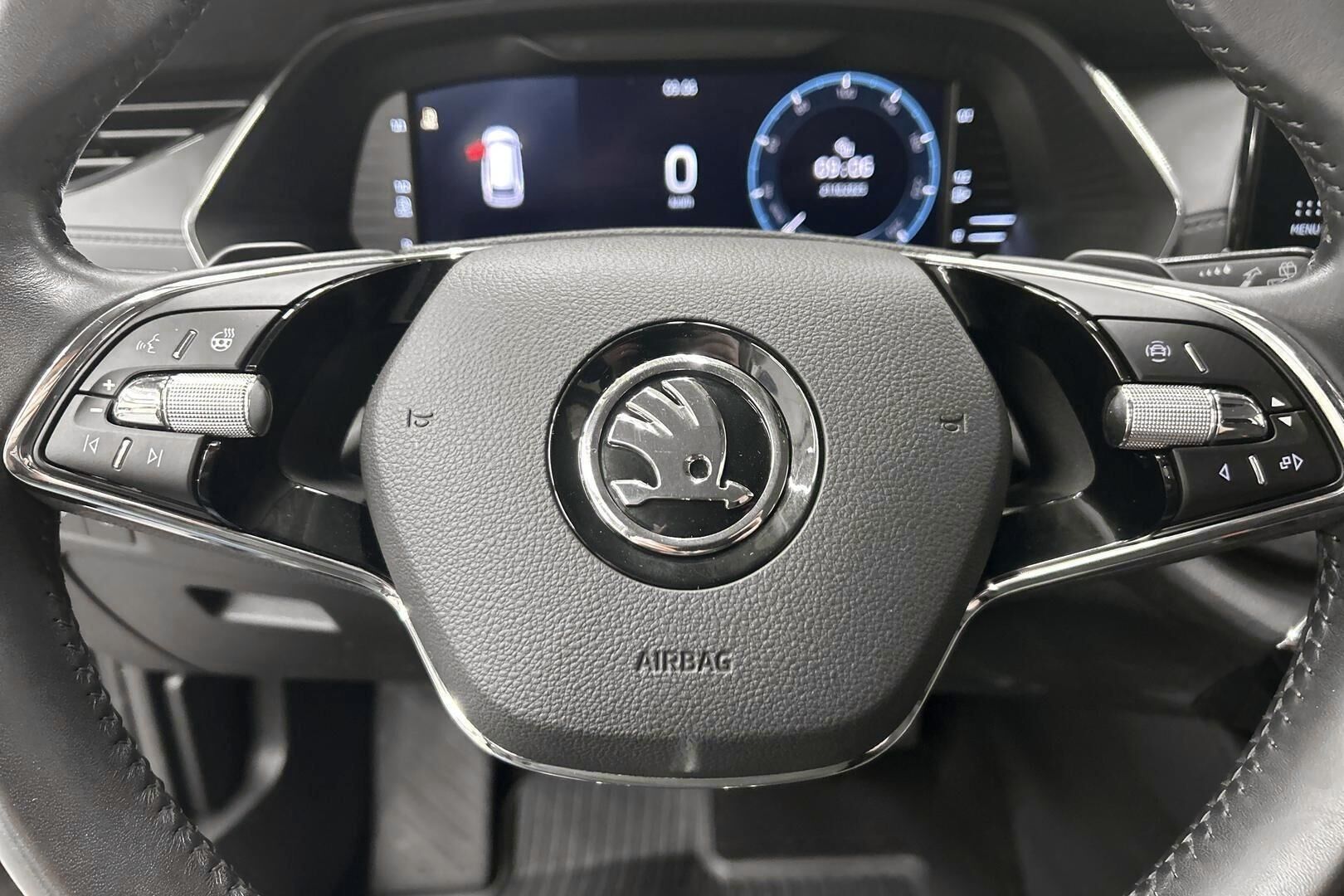 Skoda Octavia iso kuva 8