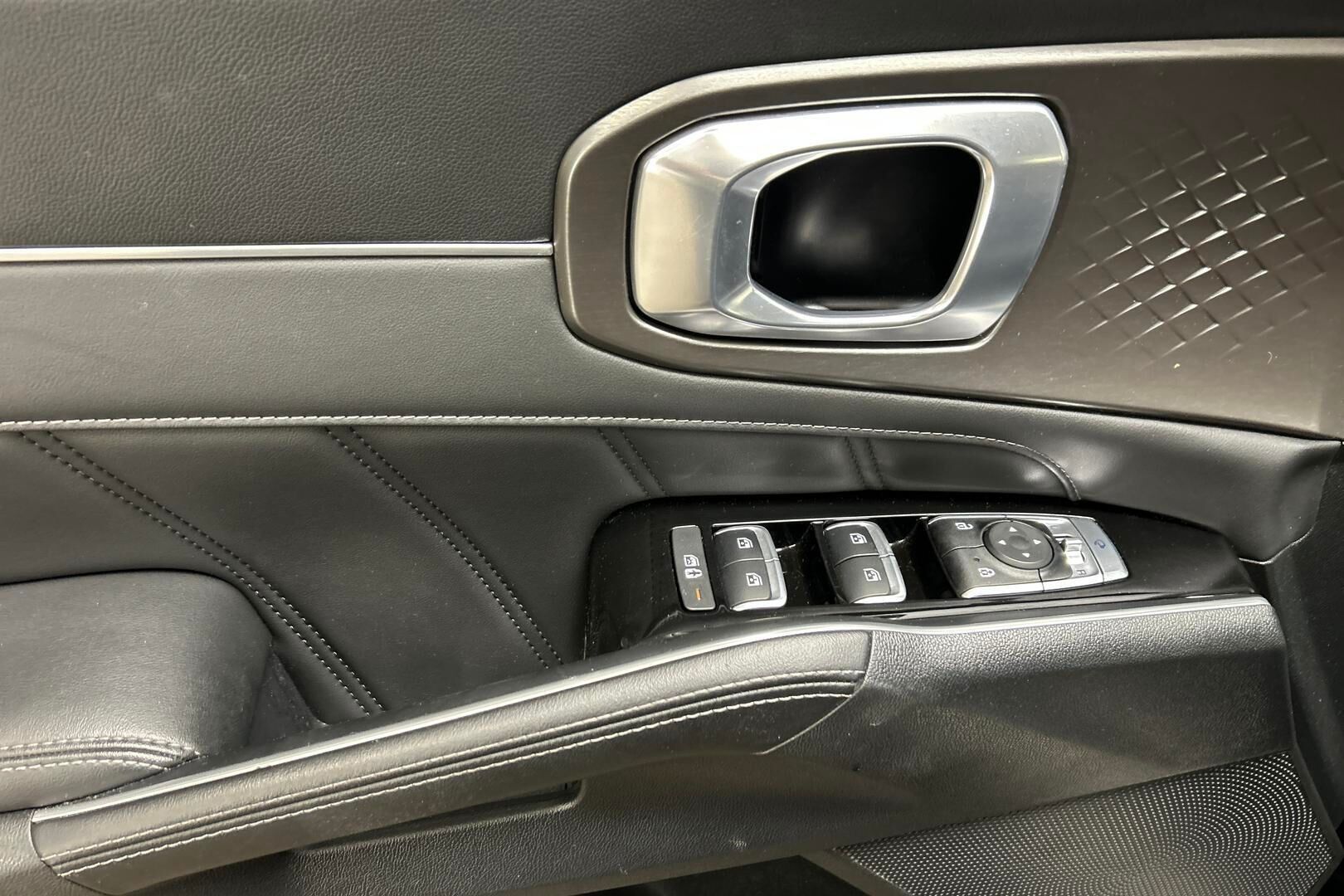 Kia Sorento iso kuva 19