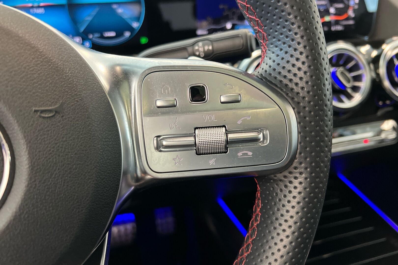 Mercedes-Benz EQA iso kuva 17