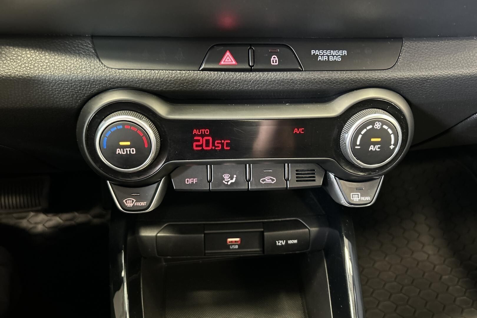 Kia Stonic iso kuva 17