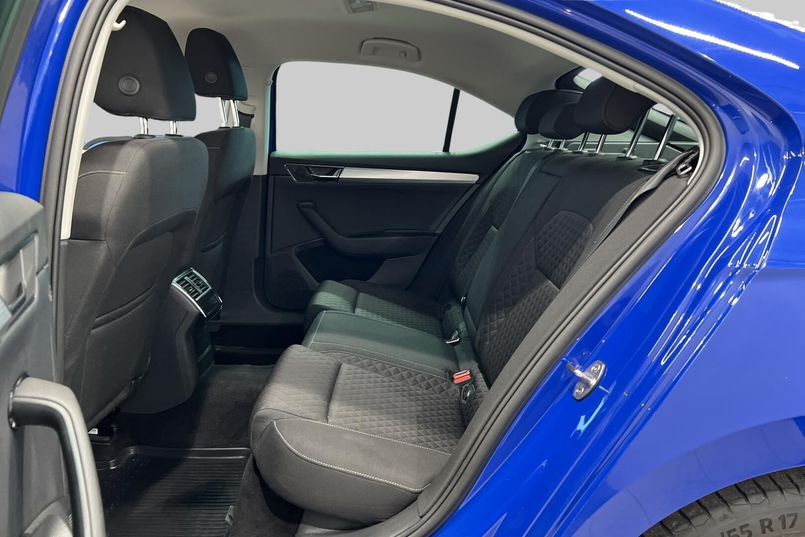 Skoda Superb iso kuva 9