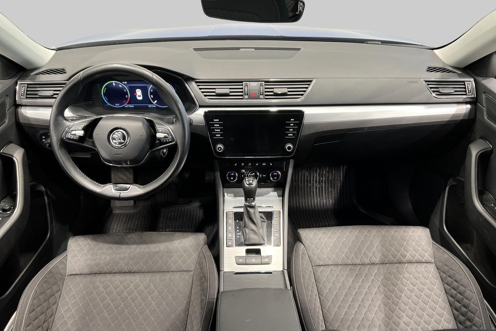 Skoda Superb iso kuva 10