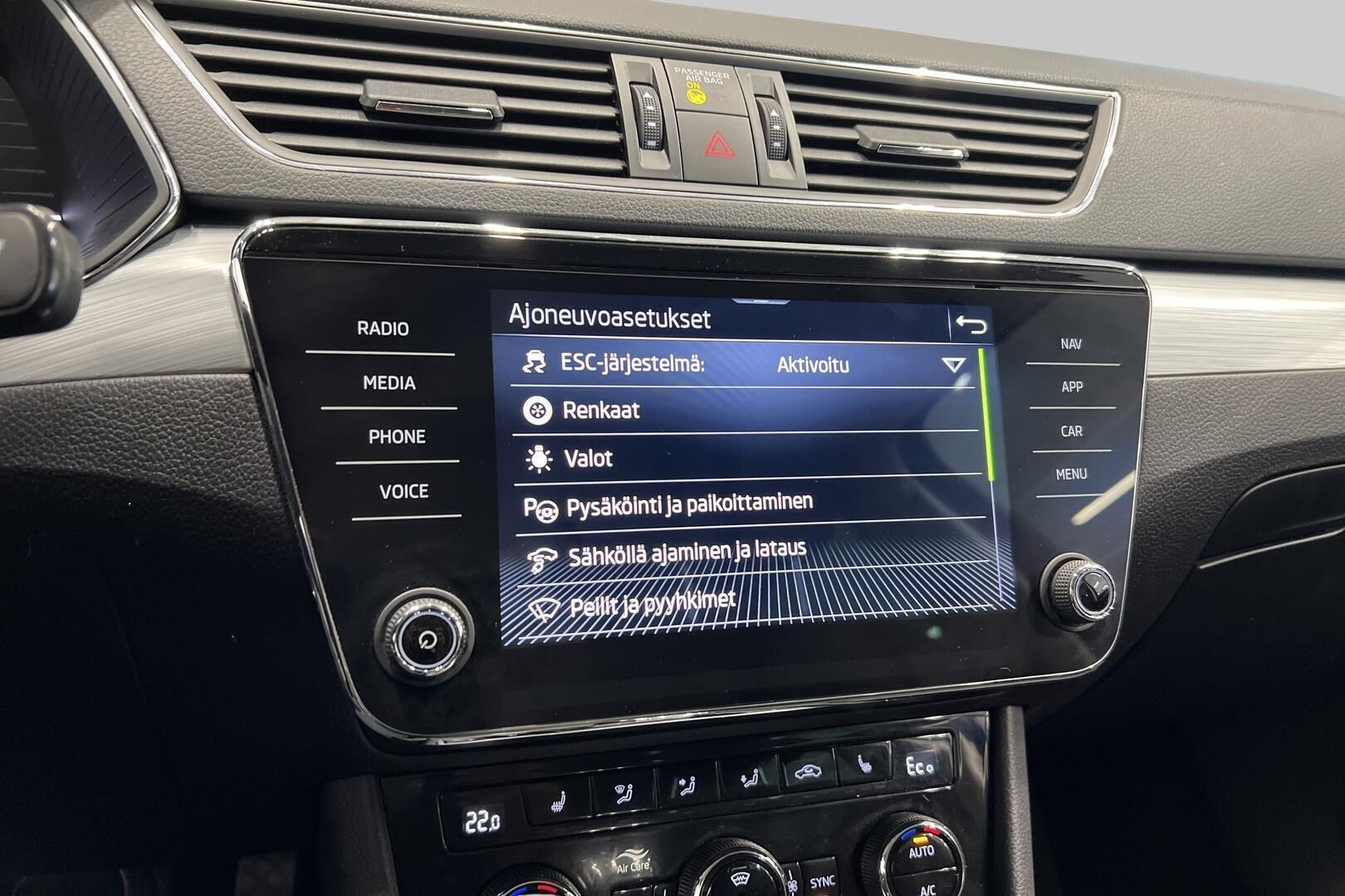 Skoda Superb iso kuva 16