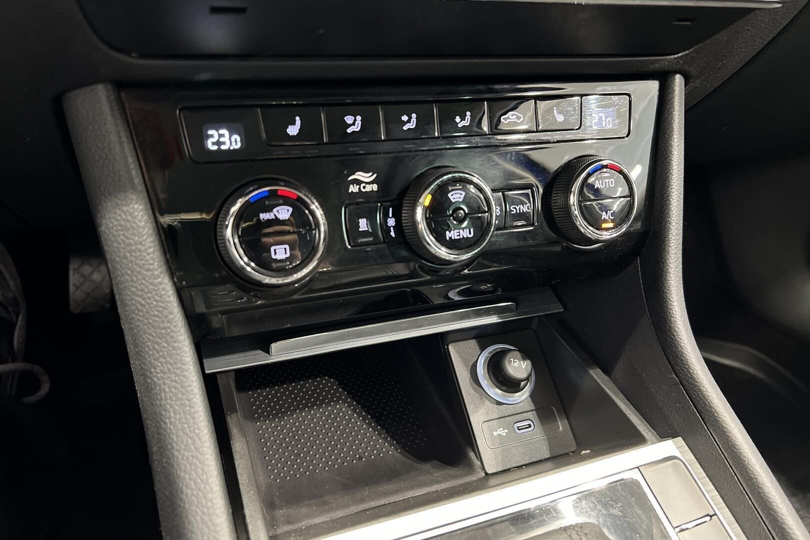 Skoda Superb iso kuva 21