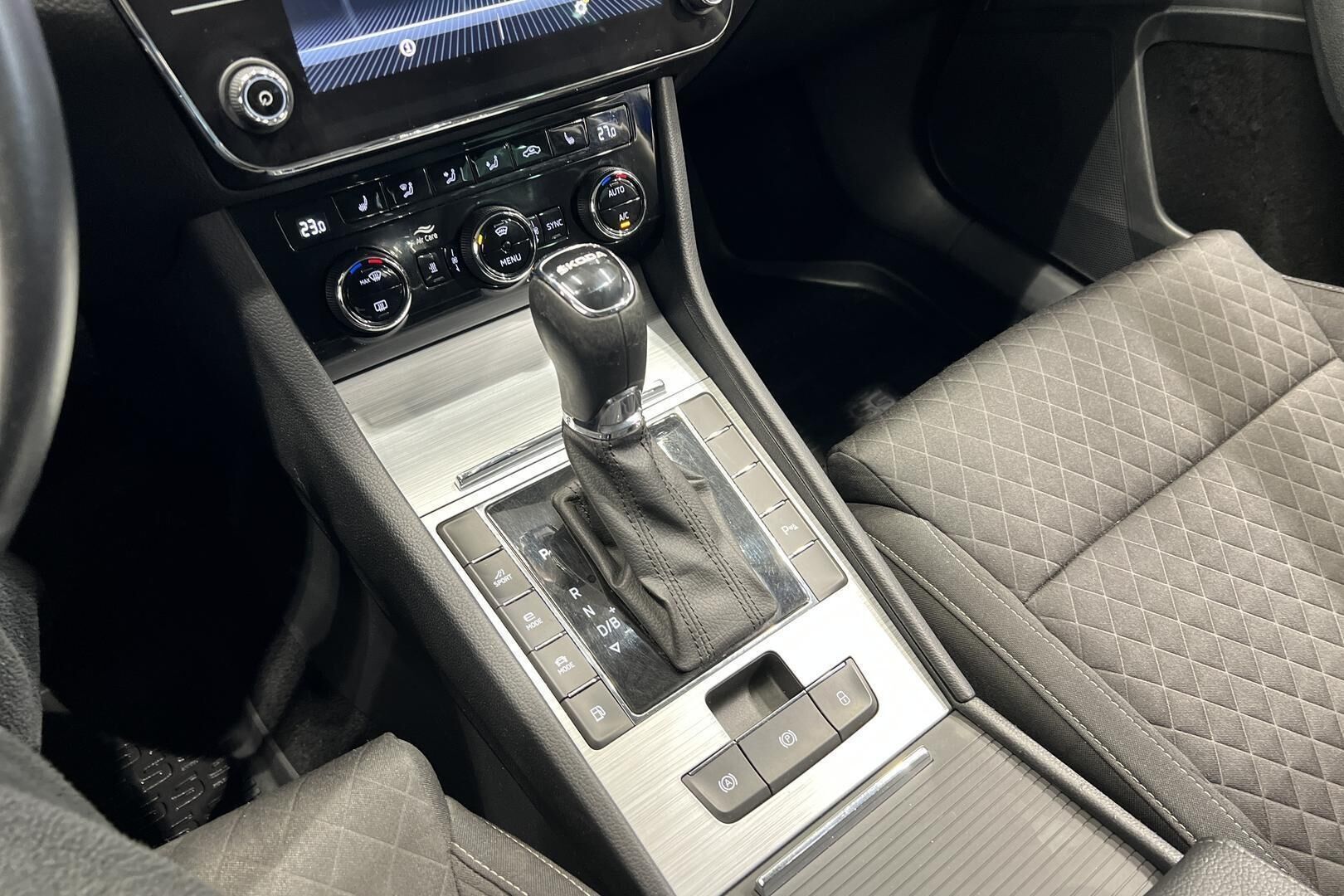 Skoda Superb iso kuva 22