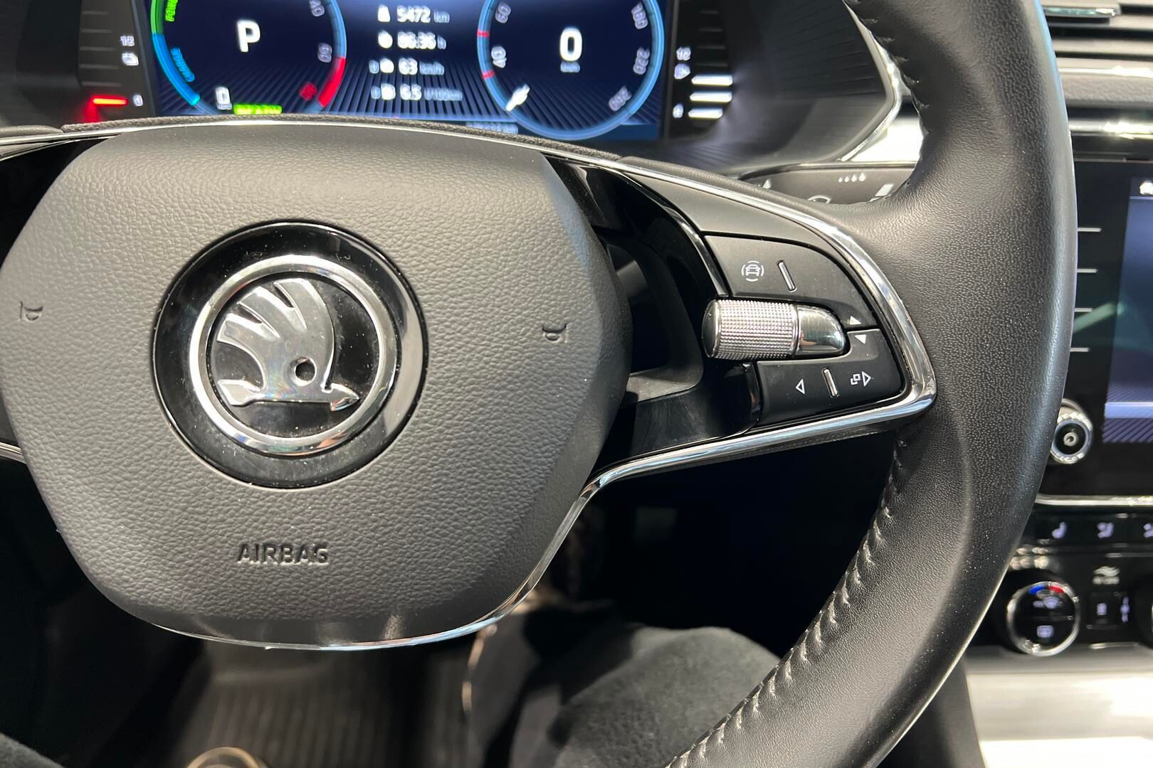 Skoda Superb iso kuva 24