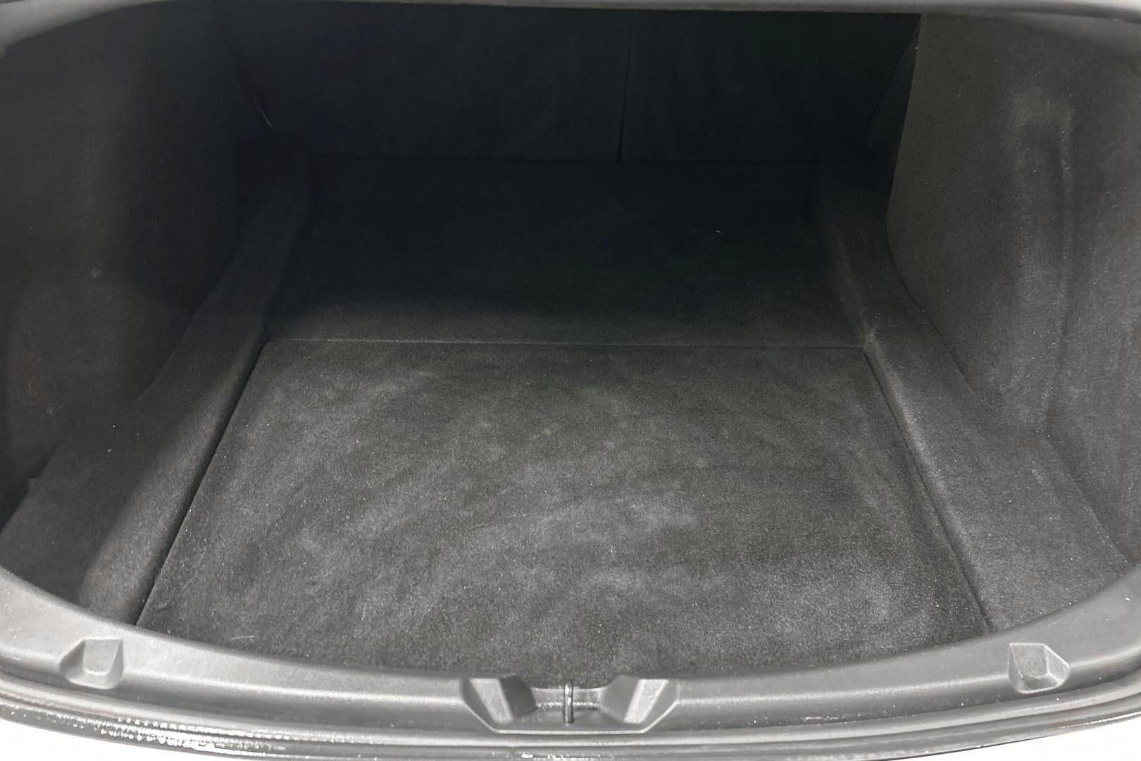Tesla Model 3 iso kuva 9