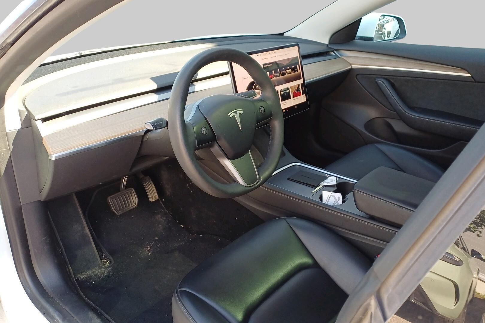 Tesla Model 3 iso kuva 2