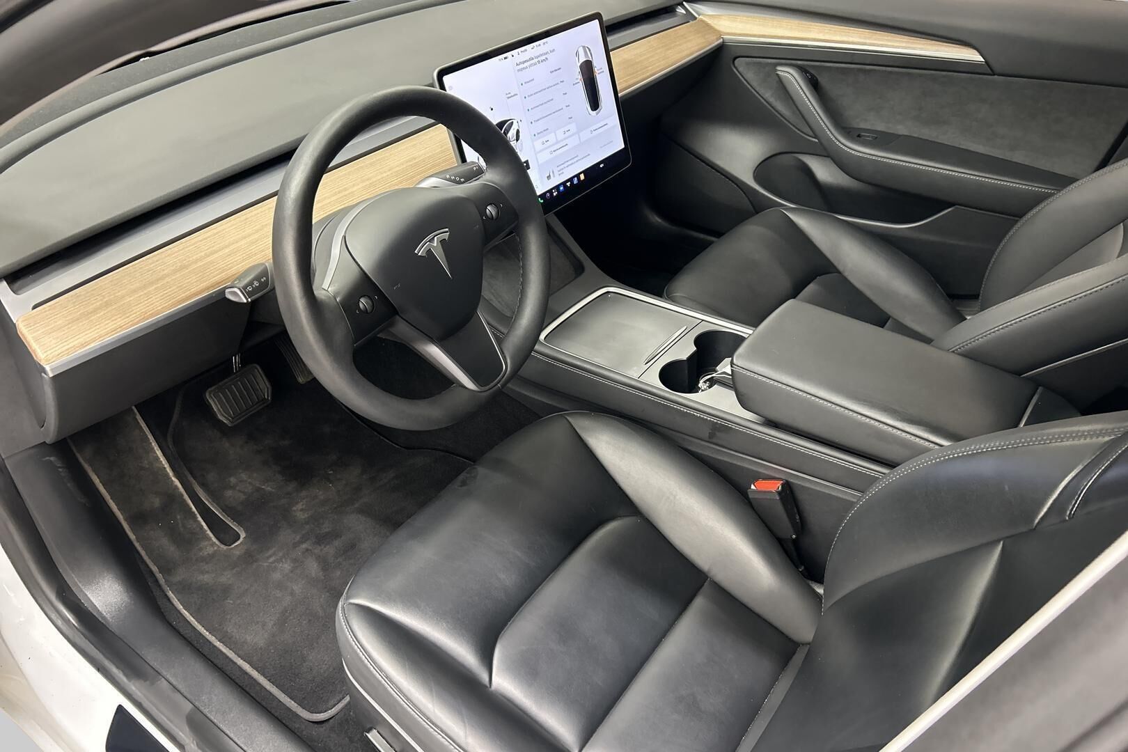 Tesla Model 3 iso kuva 7