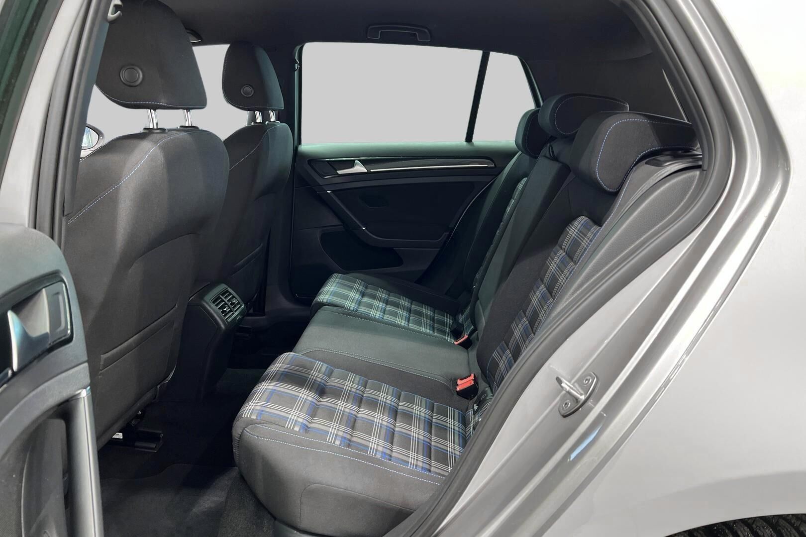 Volkswagen Golf iso kuva 10