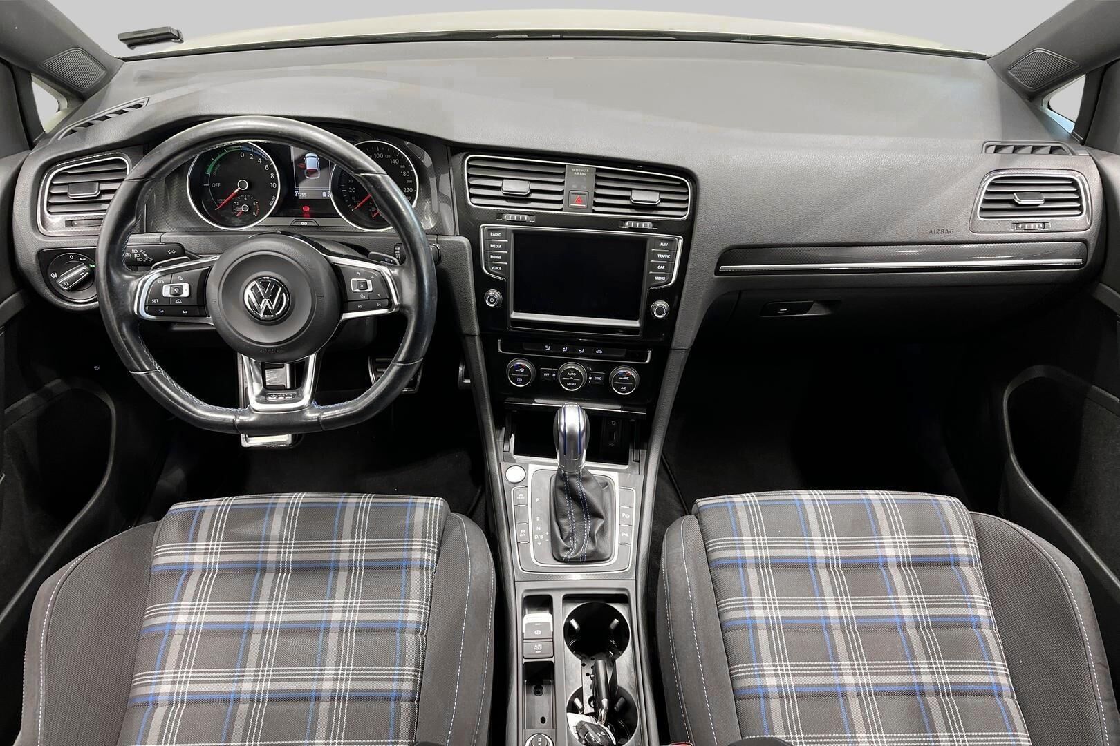 Volkswagen Golf iso kuva 11