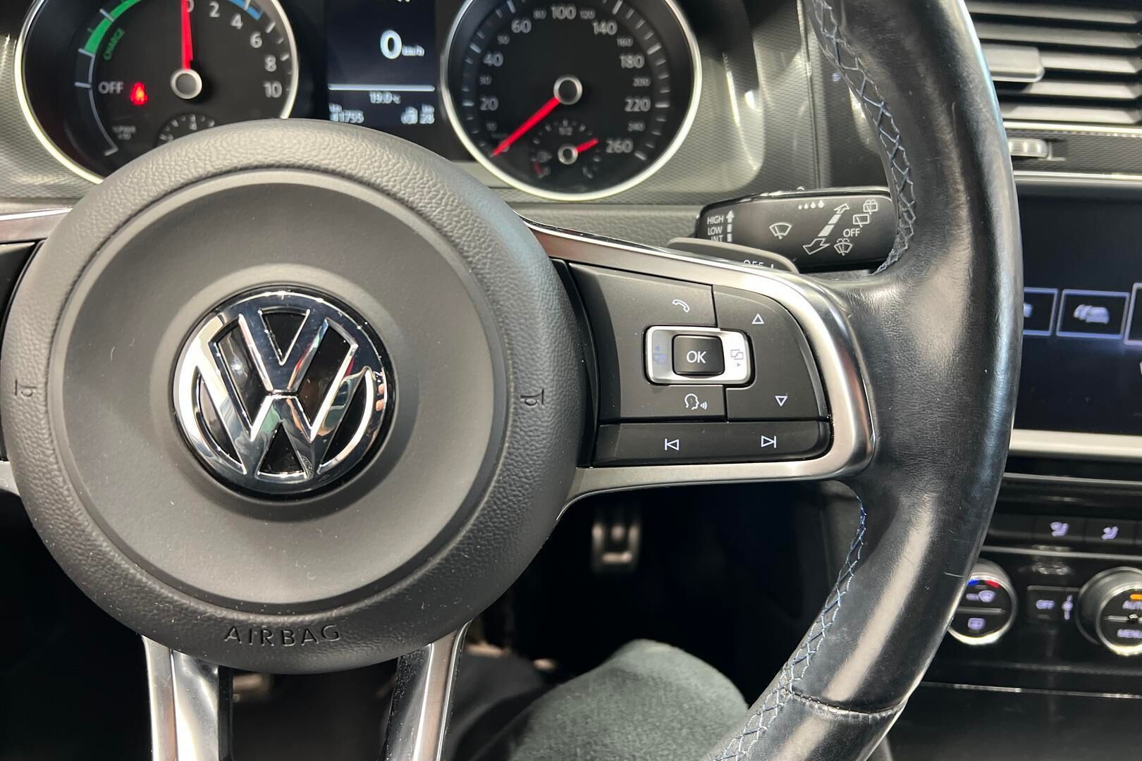 Volkswagen Golf iso kuva 26