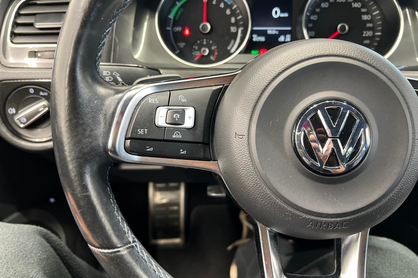 Volkswagen Golf iso kuva 27