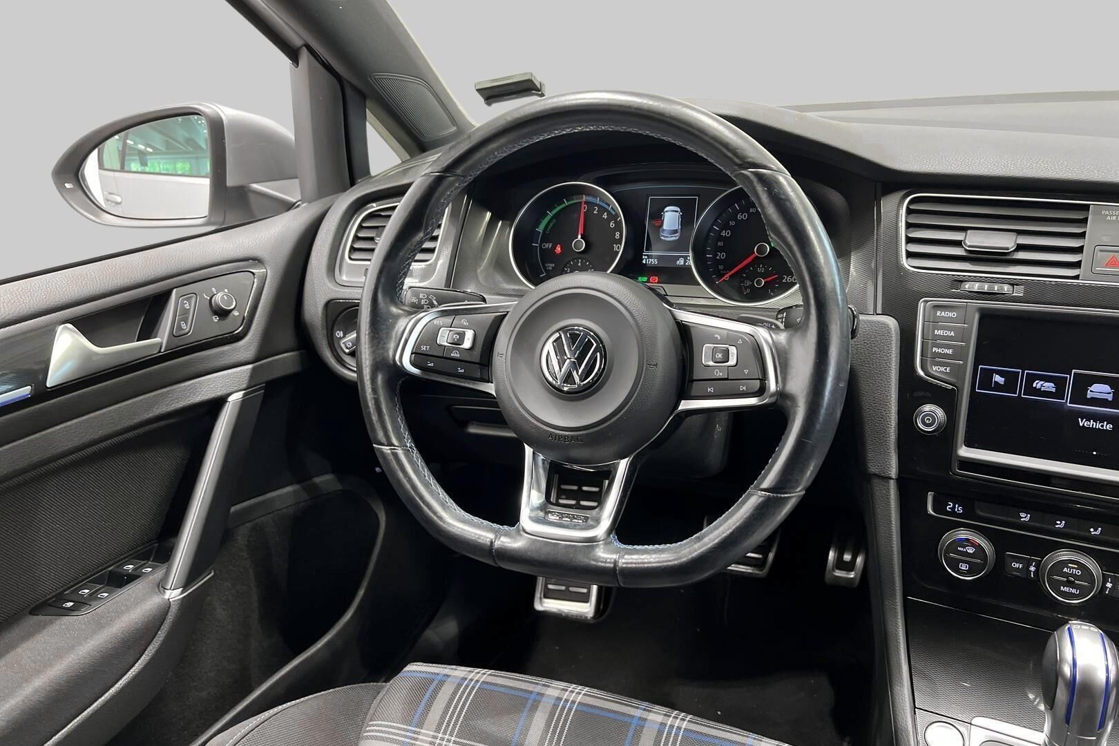 Volkswagen Golf iso kuva 30