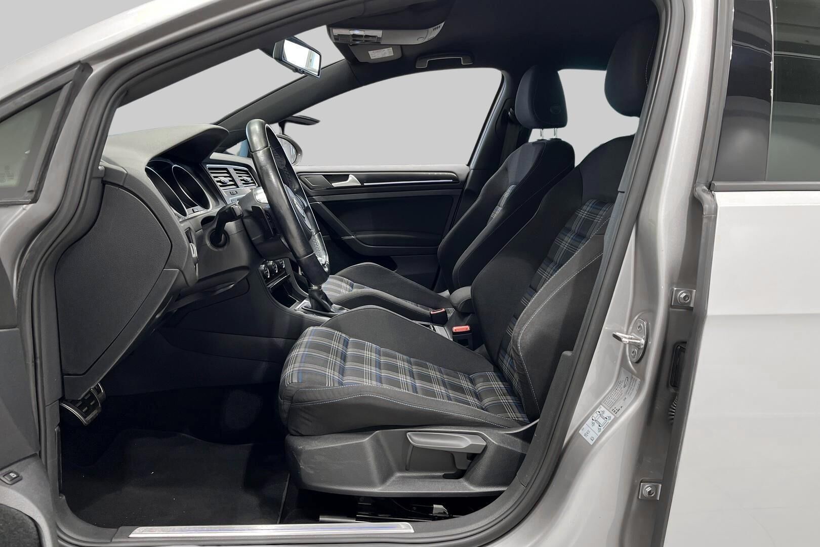Volkswagen Golf iso kuva 9