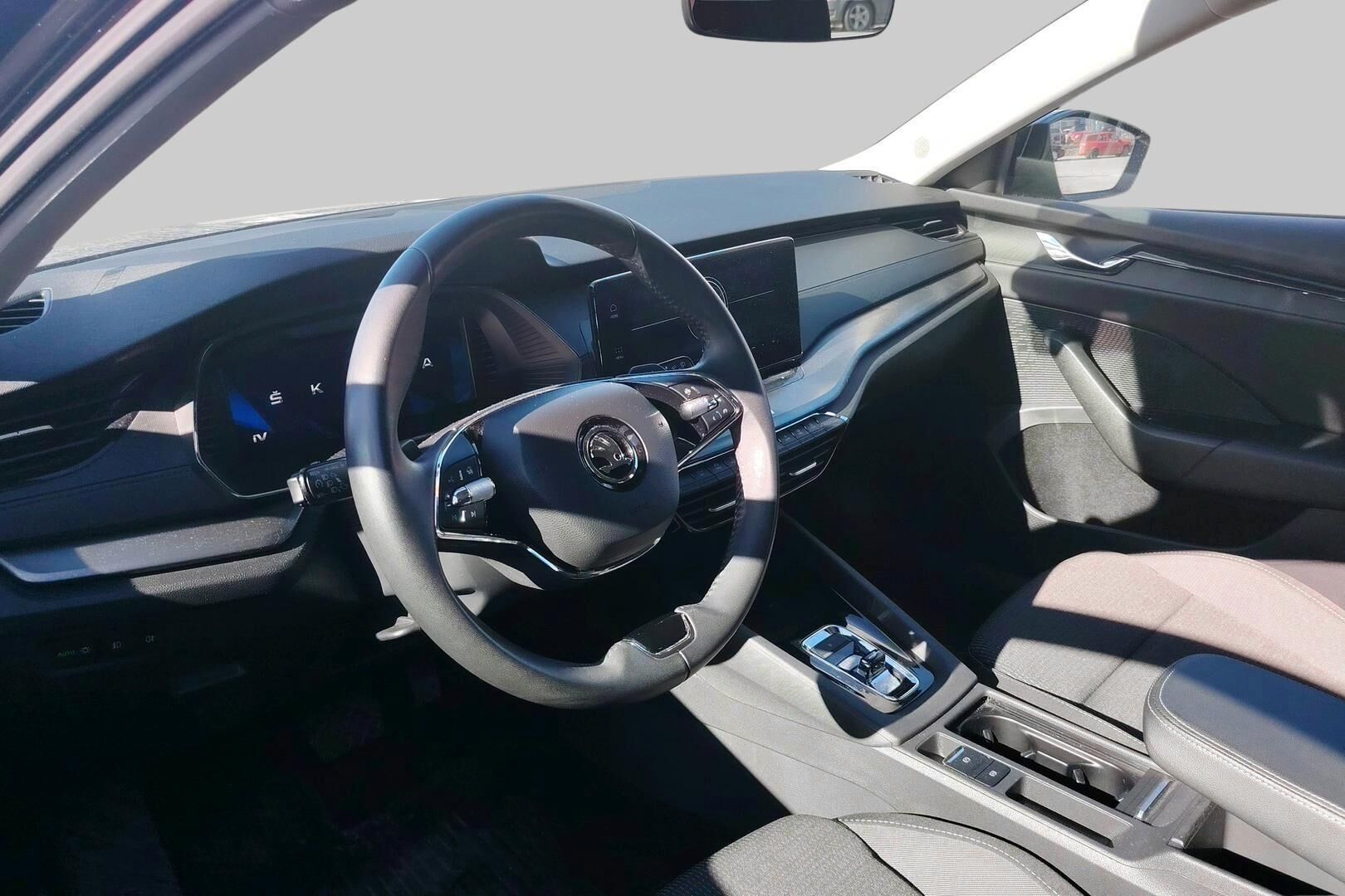 Skoda Octavia iso kuva 2