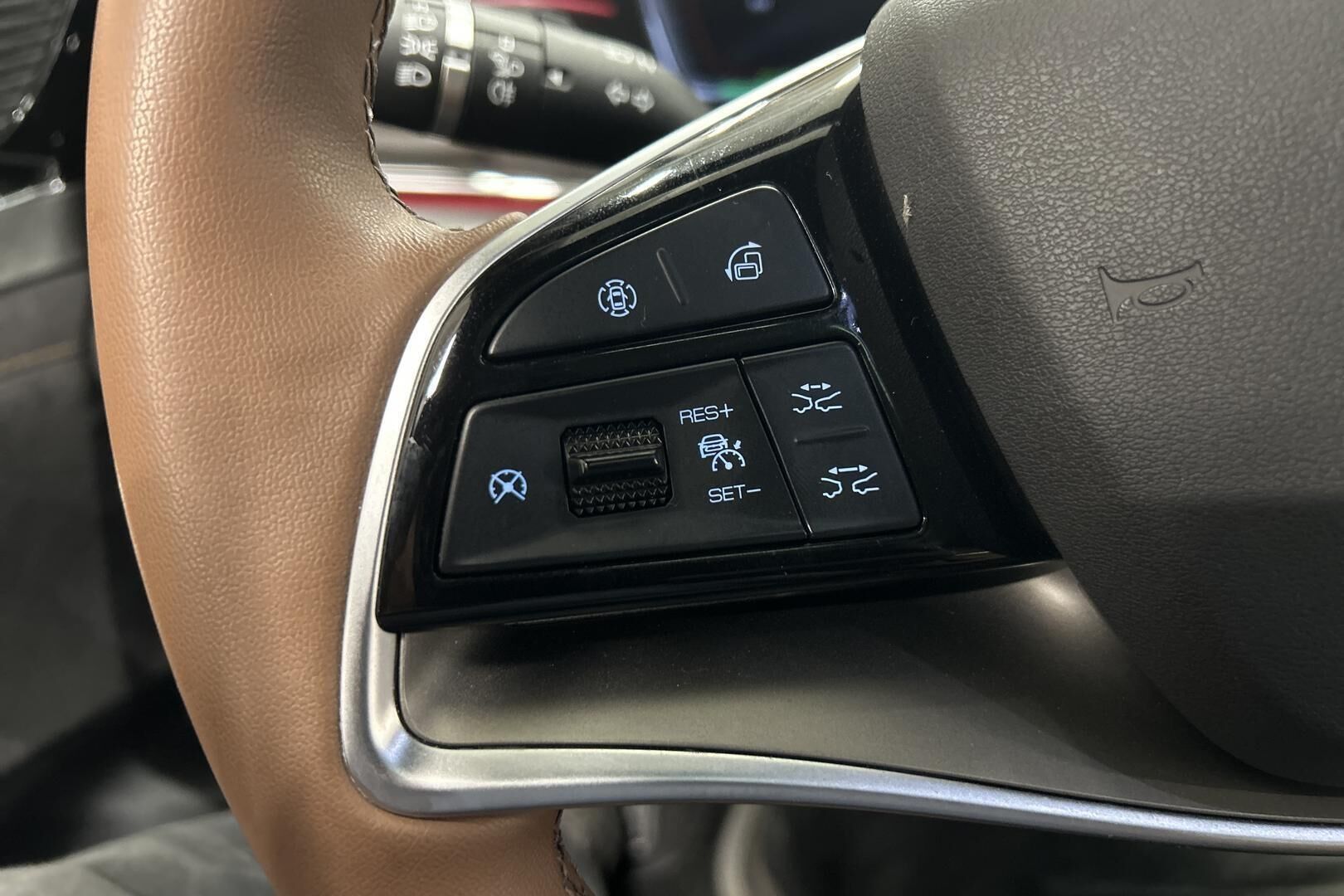 BYD Tang iso kuva 16