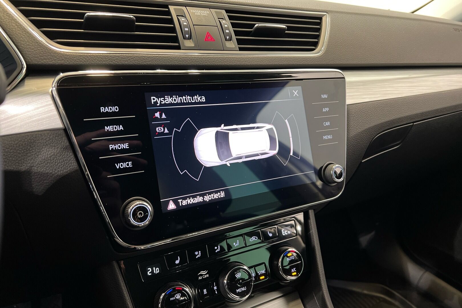 Skoda Superb iso kuva 13