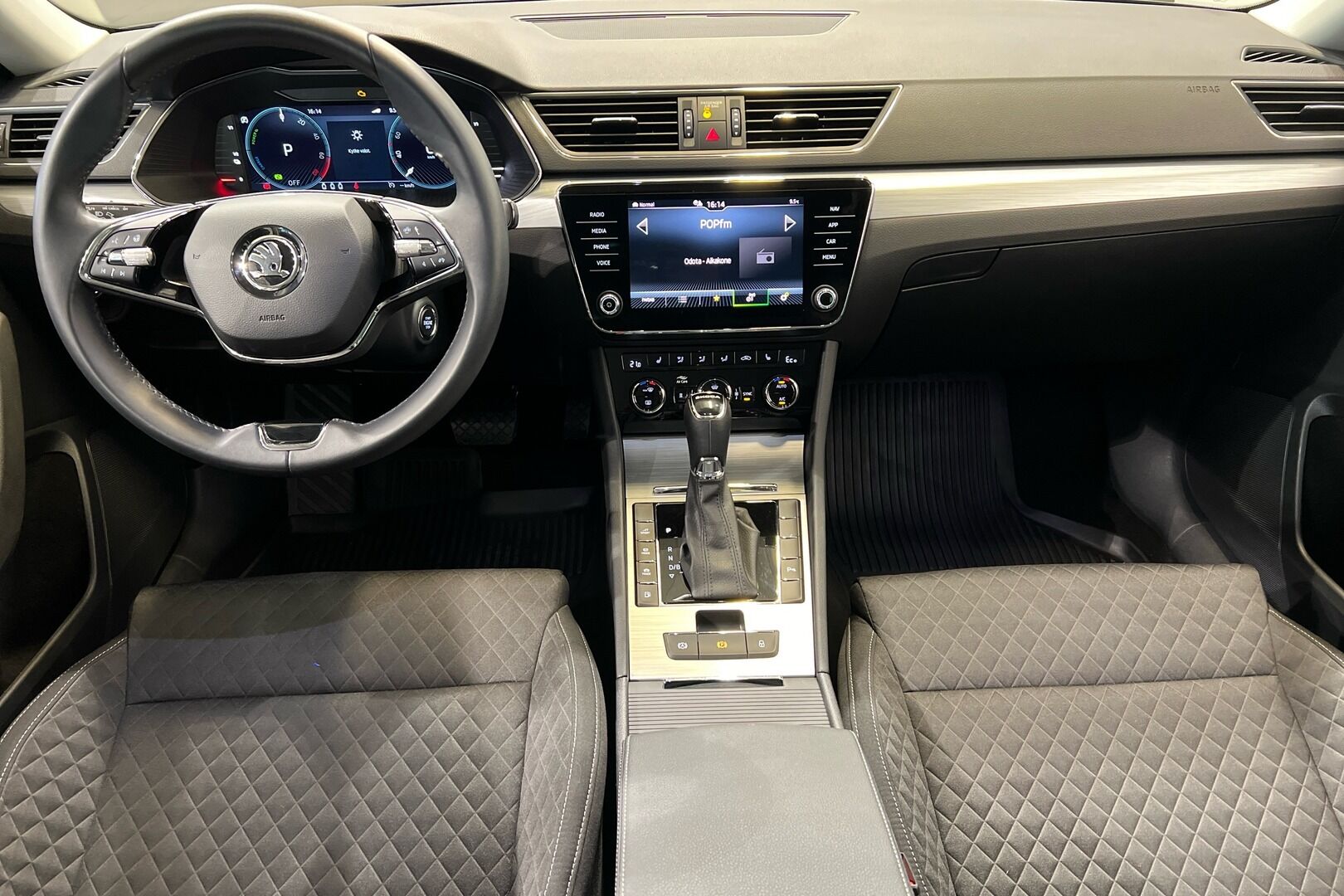 Skoda Superb iso kuva 14