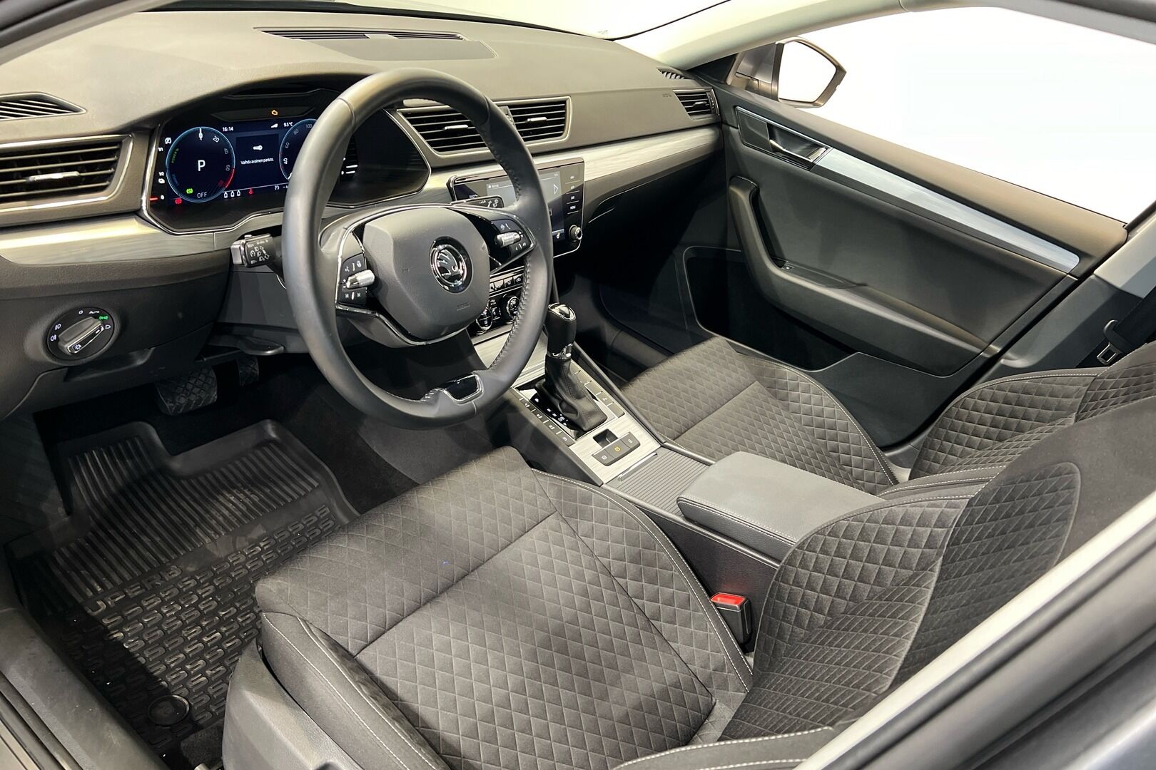 Skoda Superb iso kuva 3