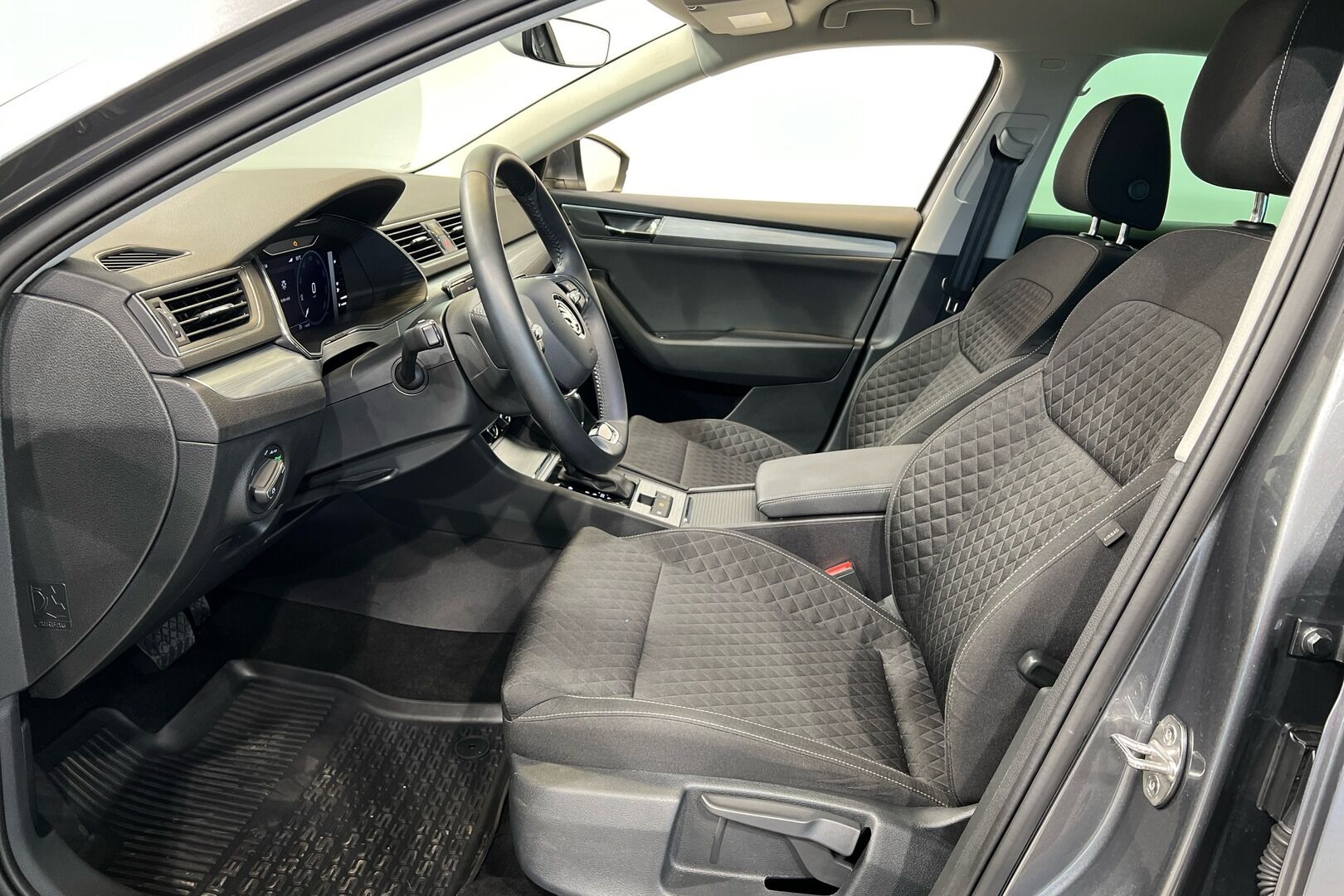 Skoda Superb iso kuva 4