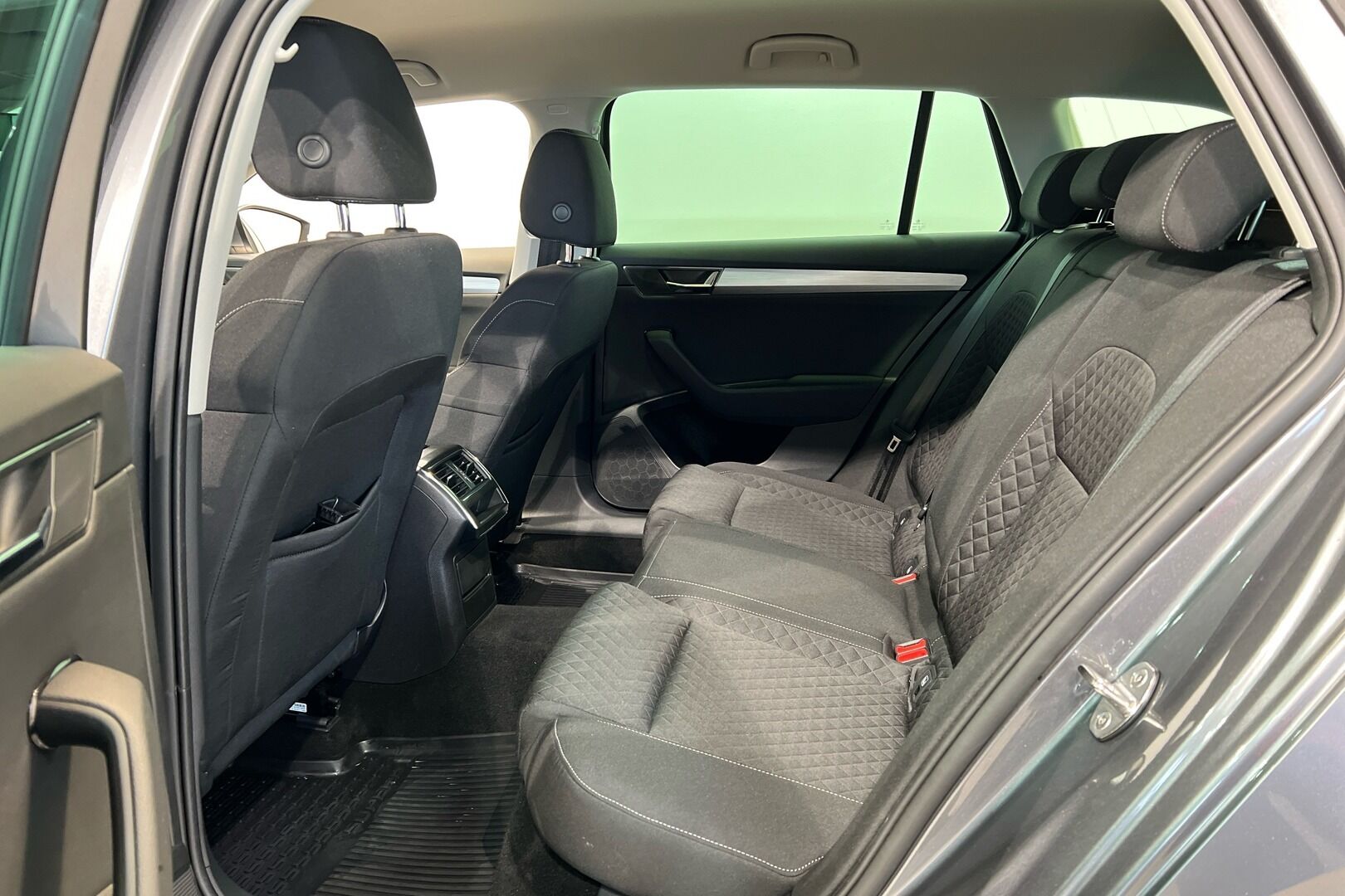 Skoda Superb iso kuva 5