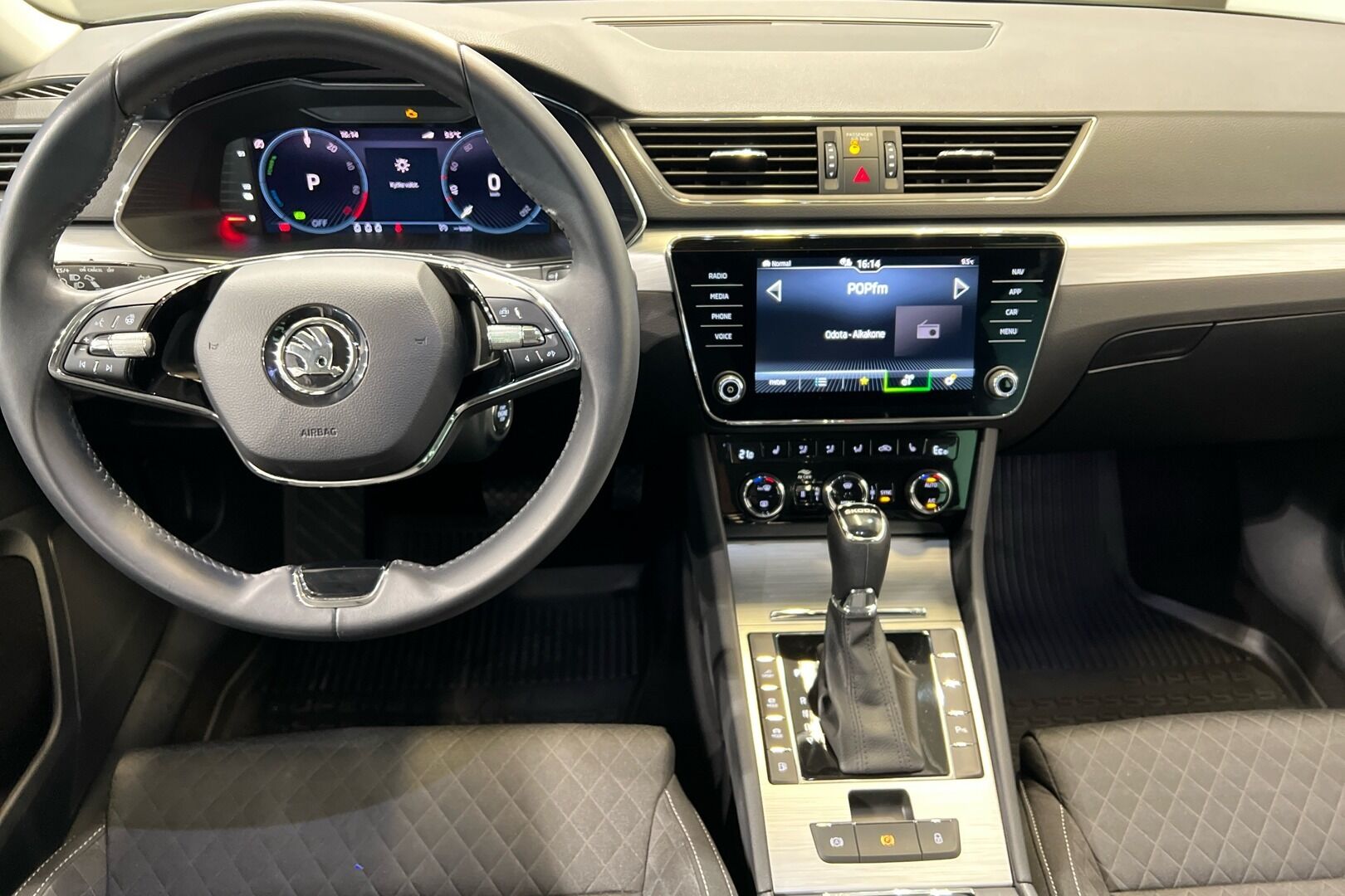 Skoda Superb iso kuva 9