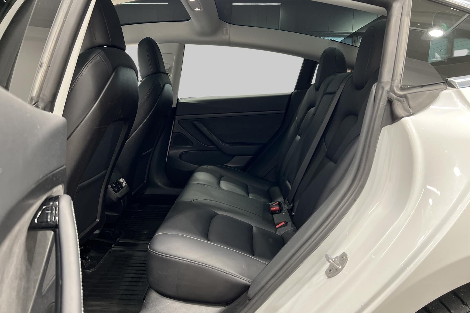 TESLA MODEL 3 iso kuva 10