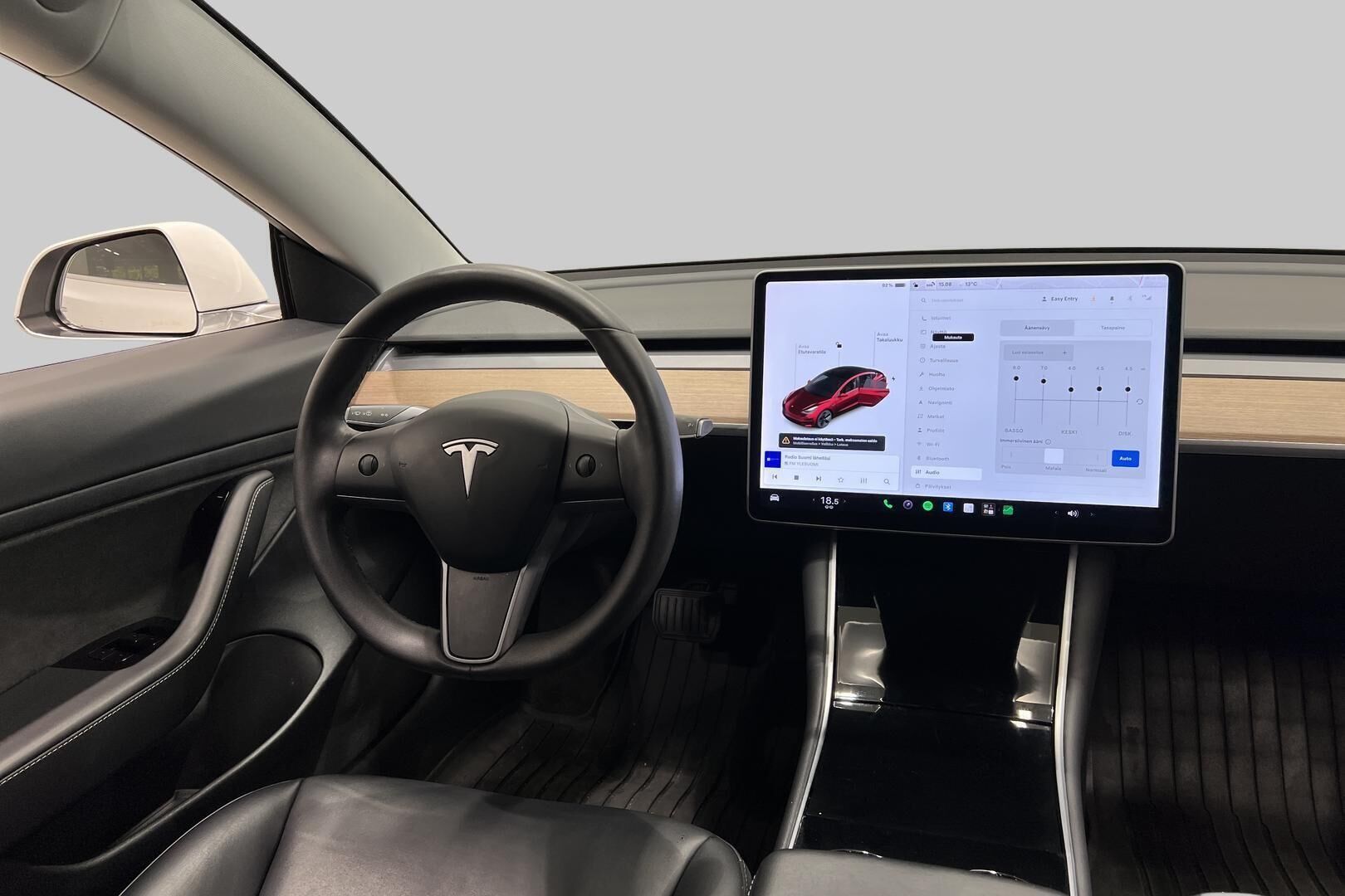 TESLA MODEL 3 iso kuva 28