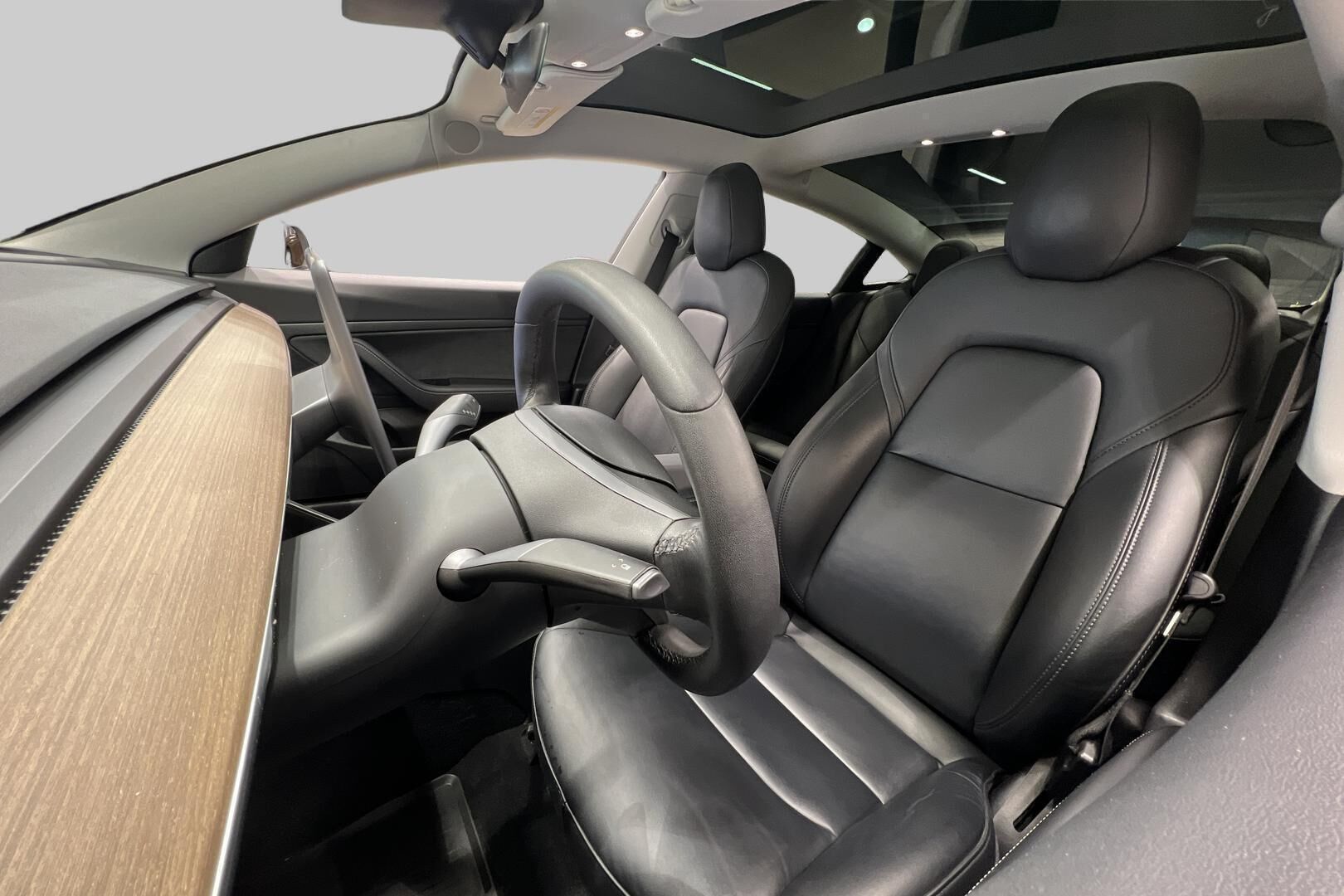 TESLA MODEL 3 iso kuva 29